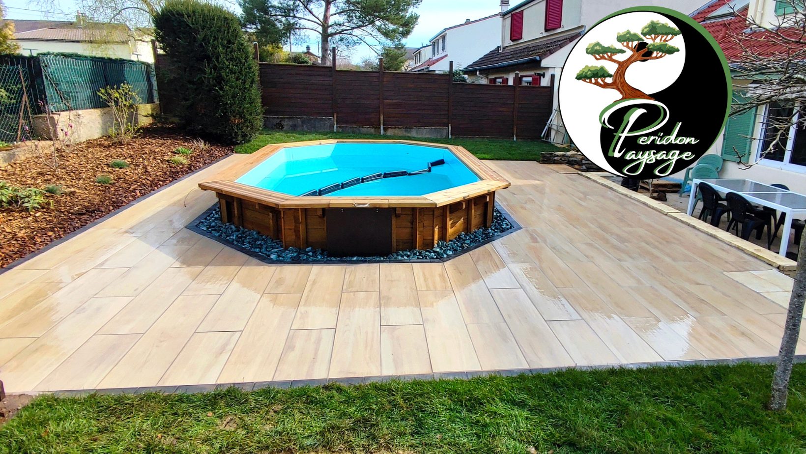 Piscine en bois entourée d'une terrasse en dalles effet bois