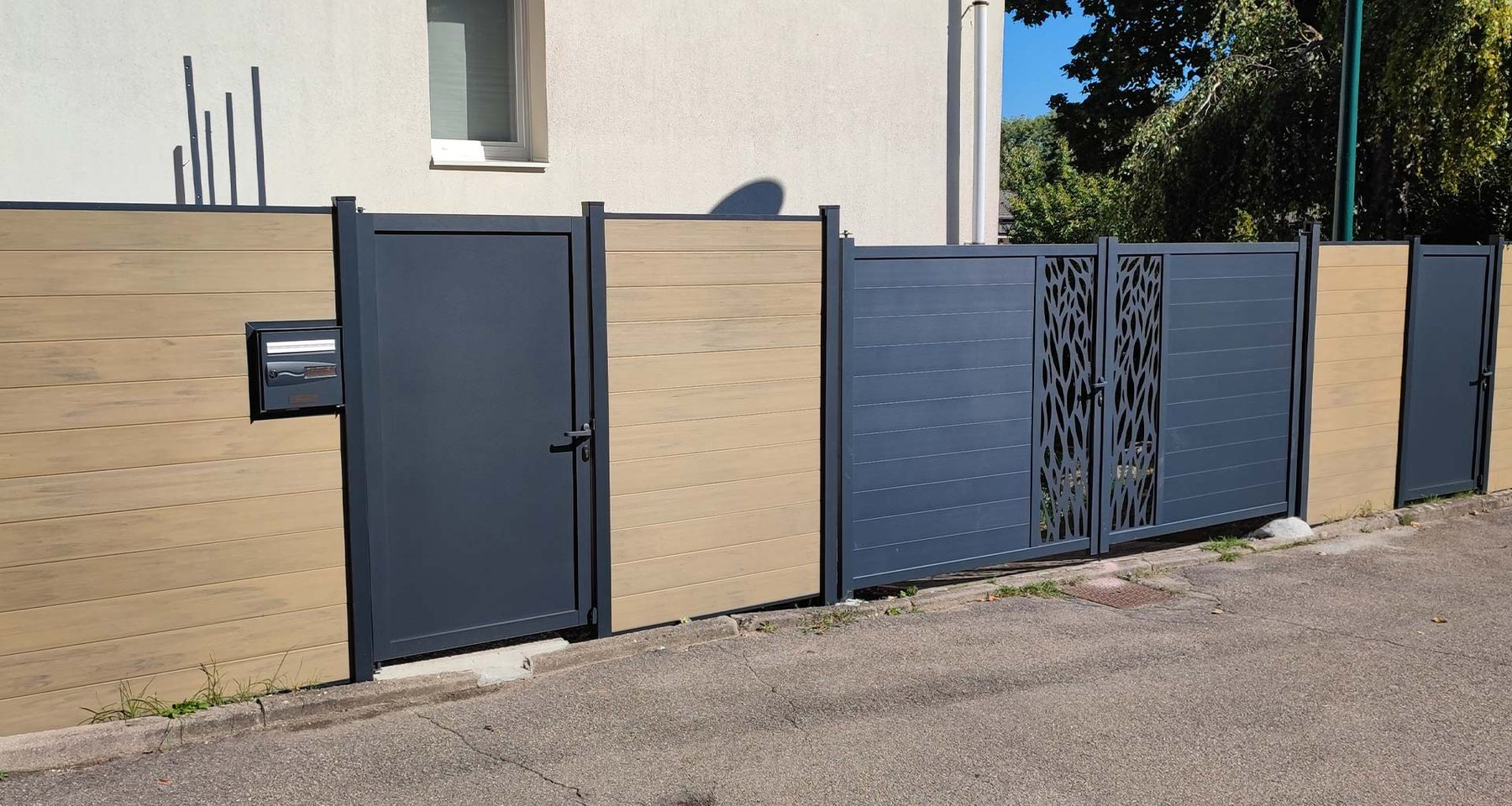 Portail et portillon aluminium anthracite à motif de feuillage, clôture façon bois